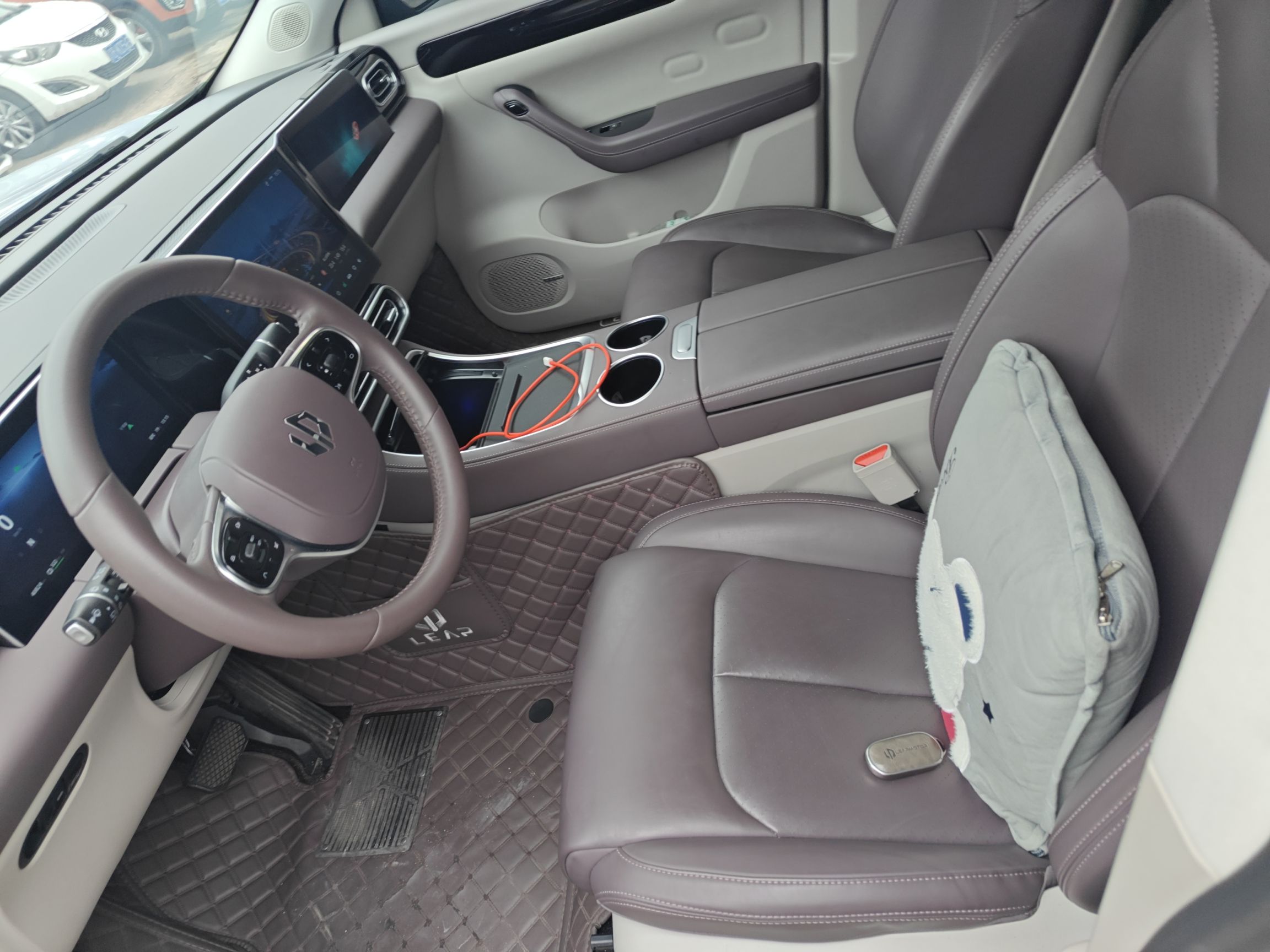 المقاعد الأمامية داخل السيارة