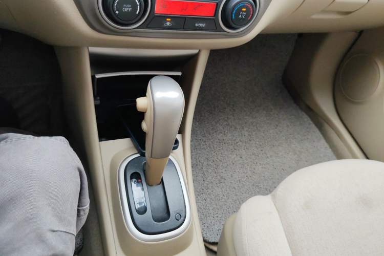 Used Nissan Sylphy 2016 Classic 1.6XE Automatic Leading Edition Gear Lever