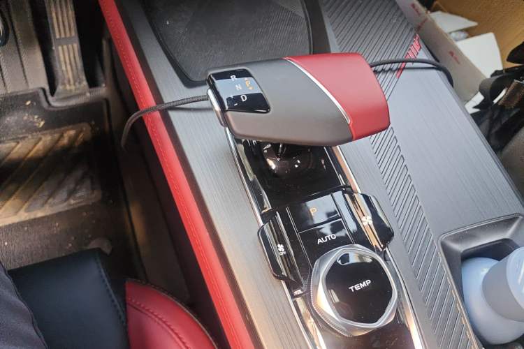 Used CHANGAN OSHAN Z6 2023 Blue Whale 1.5T DCT Smart Luxury Model Gear Lever