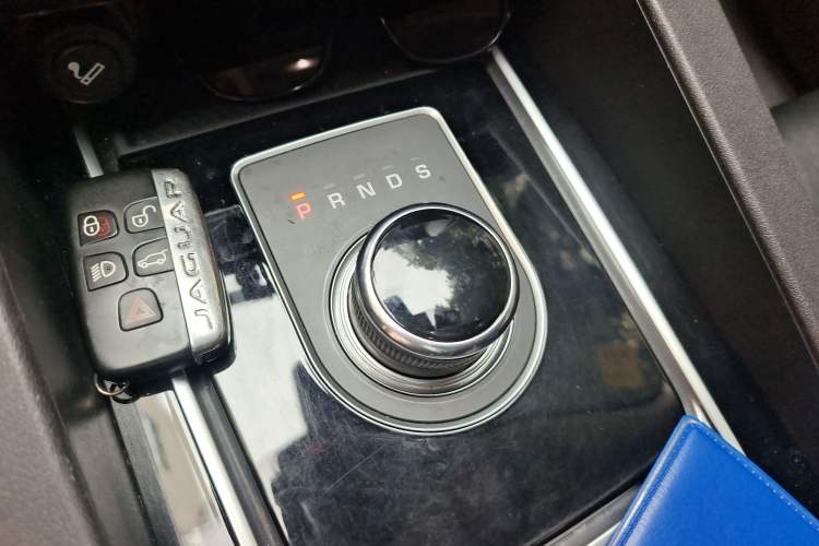 Used Jaguar F-PACE 2016 2.0T Two-Wheel-Drive R-Sport Sport Edition
