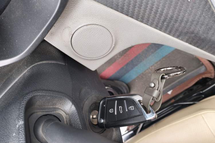 Used SAIC MAXUS Xintu V90 2020 2.0T Manual Yunjie Version Front-Wheel Drive with Single Rear Tire Short Wheelbase High-Roof Design 6-Seater
