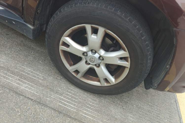 Used Toyota RAV4 2011 2.0L Automatic Luxury Edition Right Front Wheel Hub
