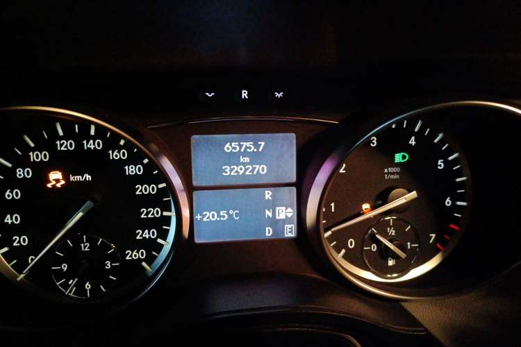 Used Mercedes-Benz R-Class 2014 R 400 4MATIC Business Model Odometer Close Up