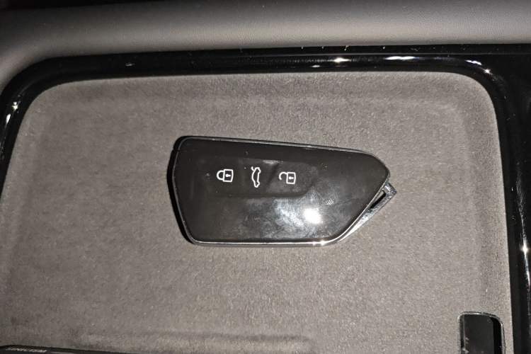 Used Volkswagen Teramont 2025 Tiguan Pro 450TSI 4Motion Crosswind Edition Interior 1