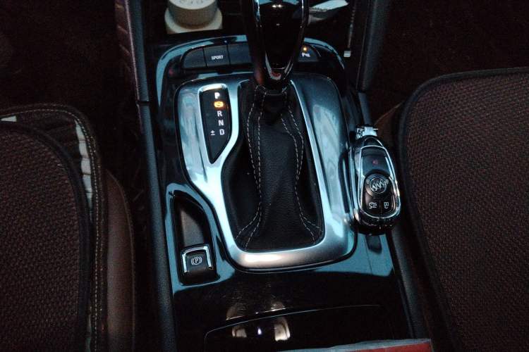 Used Buick Regal 2017 28T Luxury Edition Gear Lever