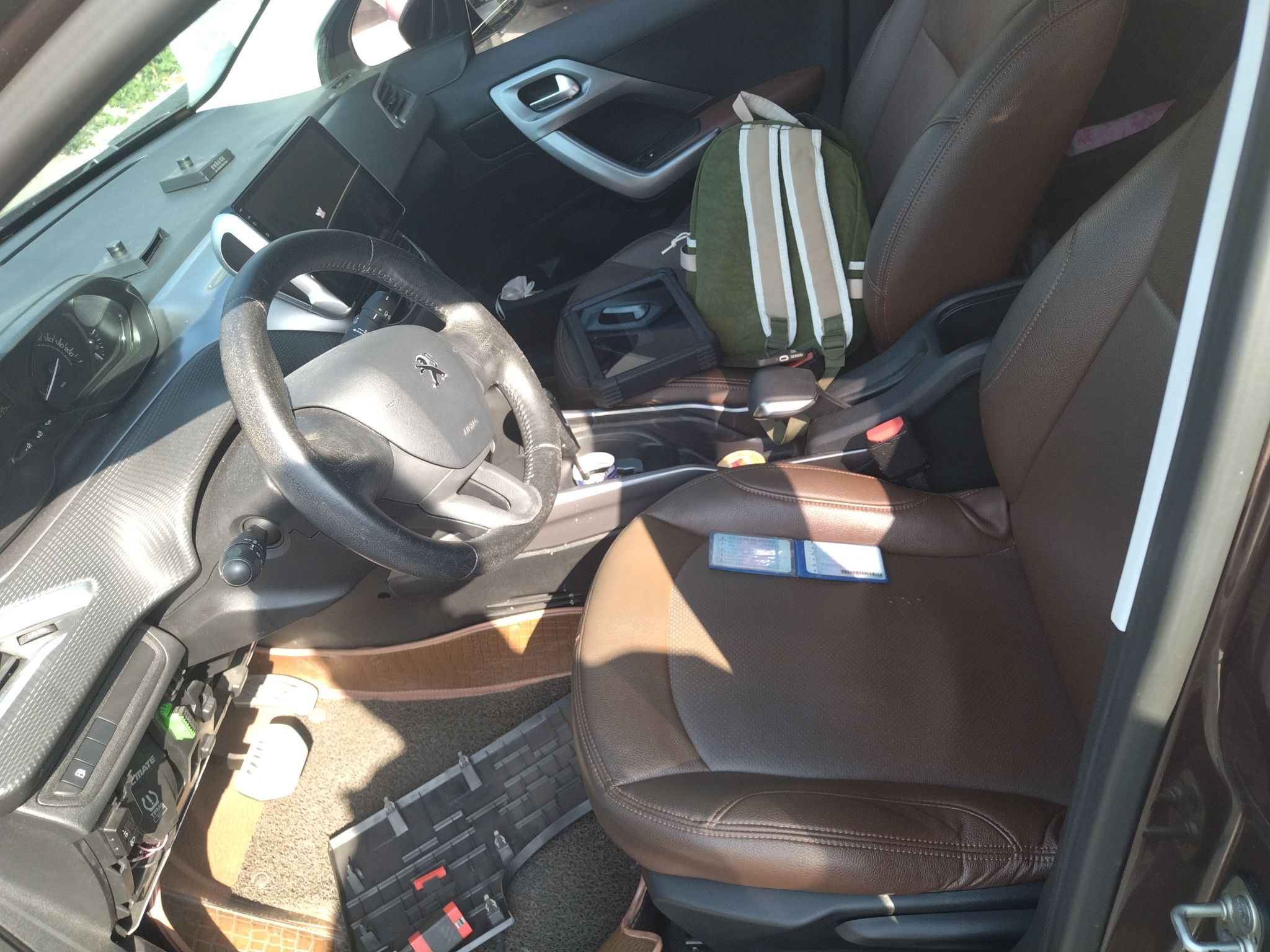 المقاعد الأمامية داخل السيارة