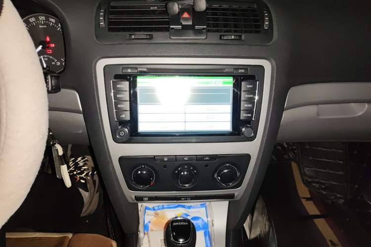 Used Skoda Octavia 2014 1.6L Automatic Yijie Edition Audio And AC Panel