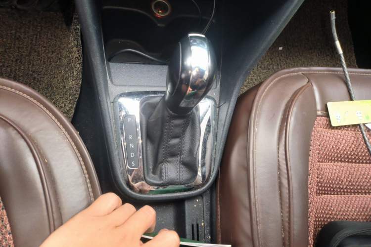 Used Volkswagen Jetta 2015 Value Edition 1.6L Automatic Comfort Version Gear Lever