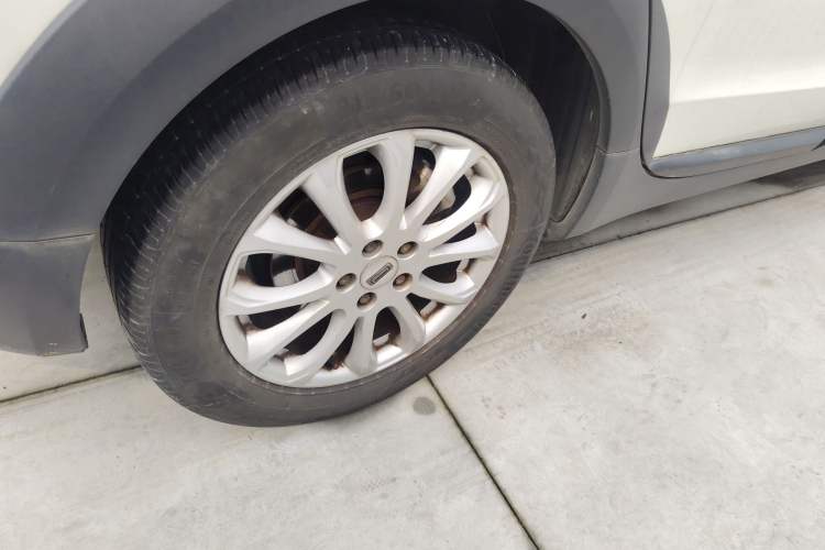 Used Qoros 3 2016 Urban SUV 1.6T Automatic Zhiyue Model Exterior 5