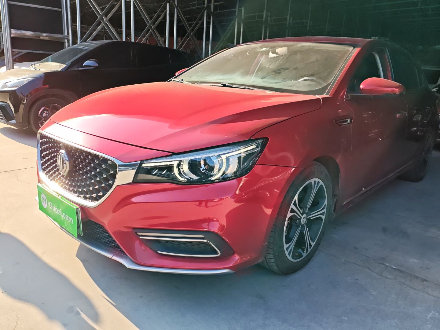 تحت مقدمة السيارة