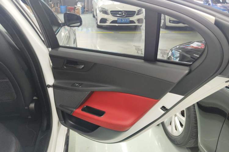 Used Jaguar XE 2015 2.0T 200 PS R-Sport