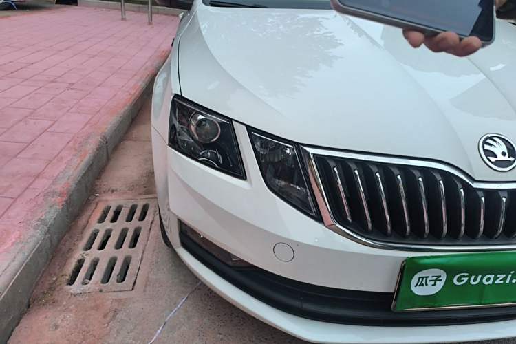 Used Skoda Octavia 2019 1.5L Automatic Comfort Edition Right Front Headlight