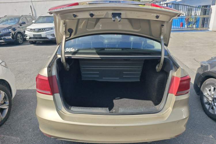 Used Volkswagen Santana 2013 1.6L Automatic Luxury Edition Trunk