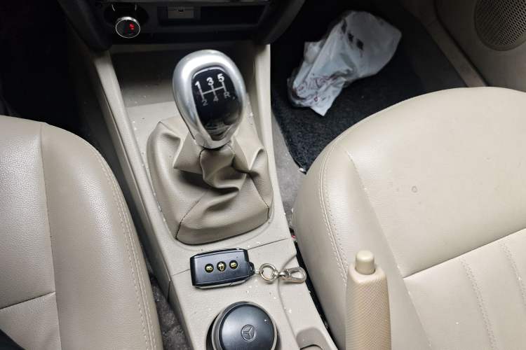 Used Soueast V3 Lingyue 2014 1.5L Manual Happiness Edition Gear Lever