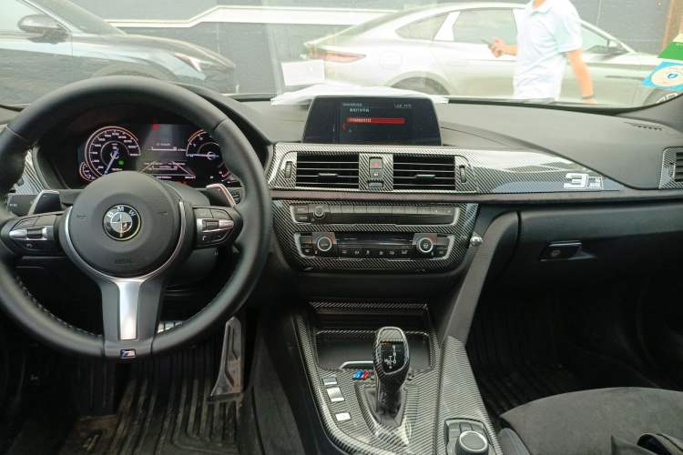 Used BMW 3 Series 2018 320i M Sport Package Center Console