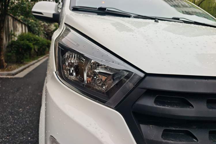 Used Jinbei Gold Hiace 2023 1.5L Passenger Van Travel Lion 5/6/7-Seater with Central Air Conditioning
