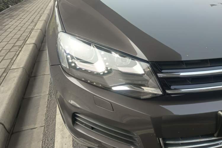 Used Volkswagen Touareg 2011 3.0 TSI High-End Version Right Front Headlight