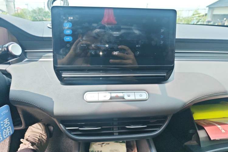 Used Roewe D6 2025 450 km Premium Edition Audio And AC Panel