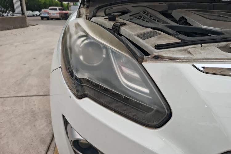 Used Luxgen Great 7 SUV 2015 2.2T Two-Wheel-Drive ZhiZun Version Right Front Headlight