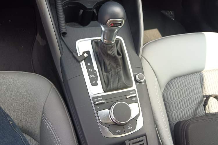 Used Audi A3 2020 Sportback 35 TFSI Fashion Edition China VI Emission Standard Gear Lever