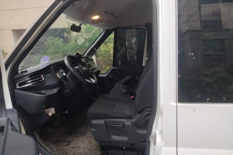 Used JMC Fushun 2023 2.0T Manual Mid-Drive Mid-Roof Commercial Multi-Purpose 7-Seater Passenger Vehicle