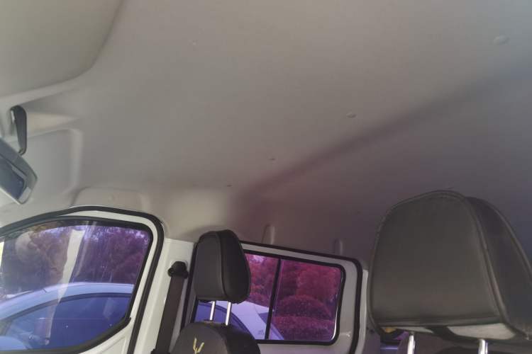 Used Wuling Yangguang 2024 300km Comfort-Grade Passenger Van 60kW
