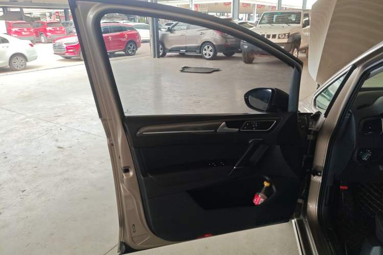 Used Volkswagen Golf Sportsvan 2018 230TSI Automatic Trend Edition Interior 7