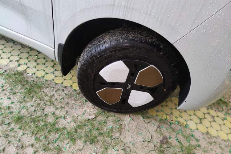 Used Wuling Hongguang MINIEV 2024 3rd Generation 215km Advanced Version Right Front Wheel Hub