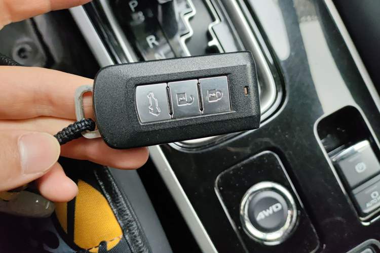 Used Mitsubishi Outlander 2019 2.4L 4x4 Zhi Xiang Edition 5 Seats China VI Standard