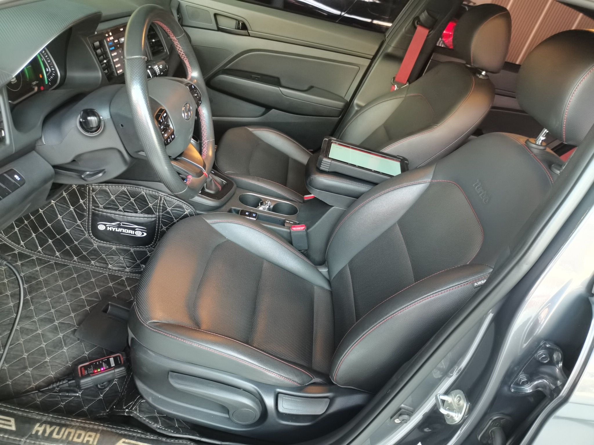 المقاعد الأمامية داخل السيارة