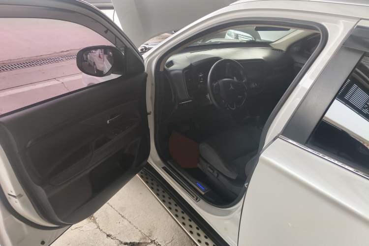 Used Mitsubishi Outlander 2016 2.4L 4x4 Luxury Edition 7-Seater Driver Seat