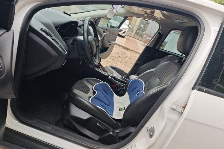 Used Ford Focus 2018 Hatchback Classic 1.6L Automatic Trendy SmartDrive Edition Left Front Seat