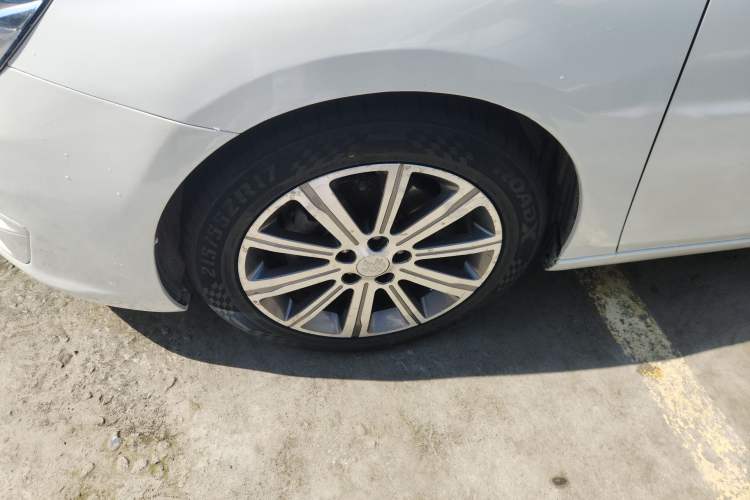 Used Peugeot 408 2014 1.8L Automatic Luxury Edition Left Front Wheel Hub