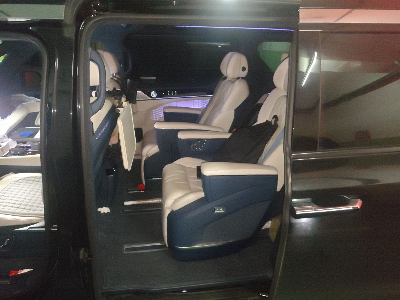 Zeekr 009 2024 7-Seater Walk-Through Version Four-Wheel Drive 108 kWh — снимка 17