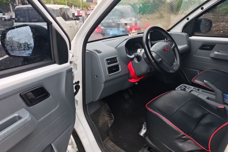 Used Wuling Yangguang 2026 Model, 440km Bus Comfort Edition, 6 Seats Interior 3