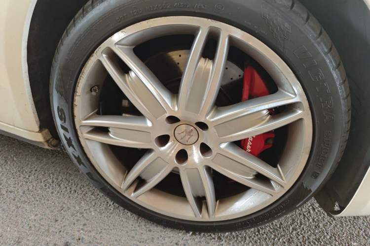 Used Maserati President  Right Front Wheel Hub