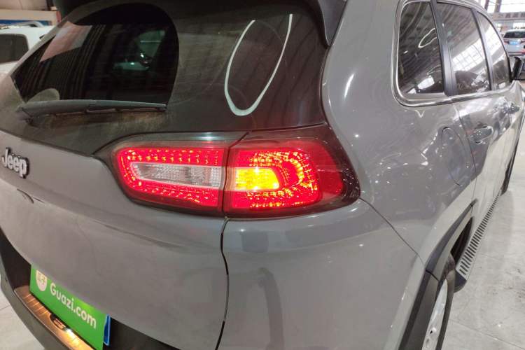 Used Jeep Cherokee 2017 2.0L Superior Edition
