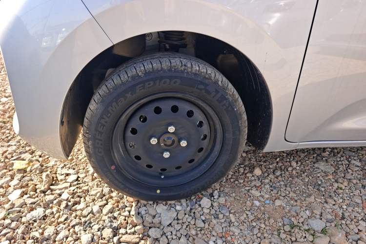 Used Wuling Zhiguang New Energy 2025 Standard Model Left Front Wheel Hub