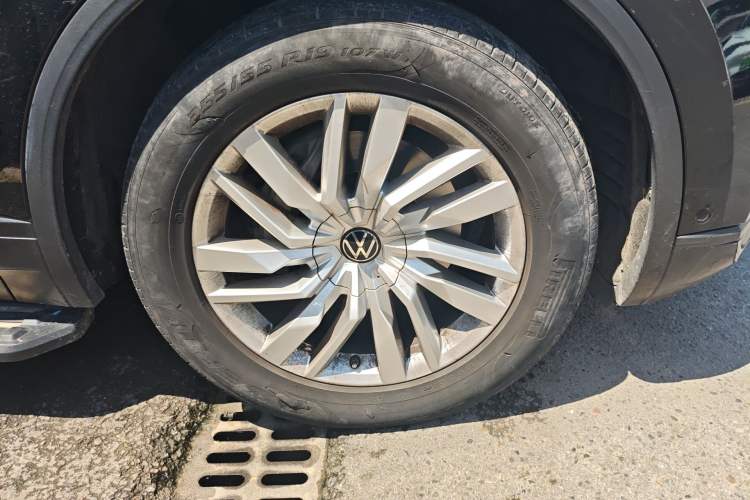 Used Volkswagen Touareg  Right Front Wheel Hub