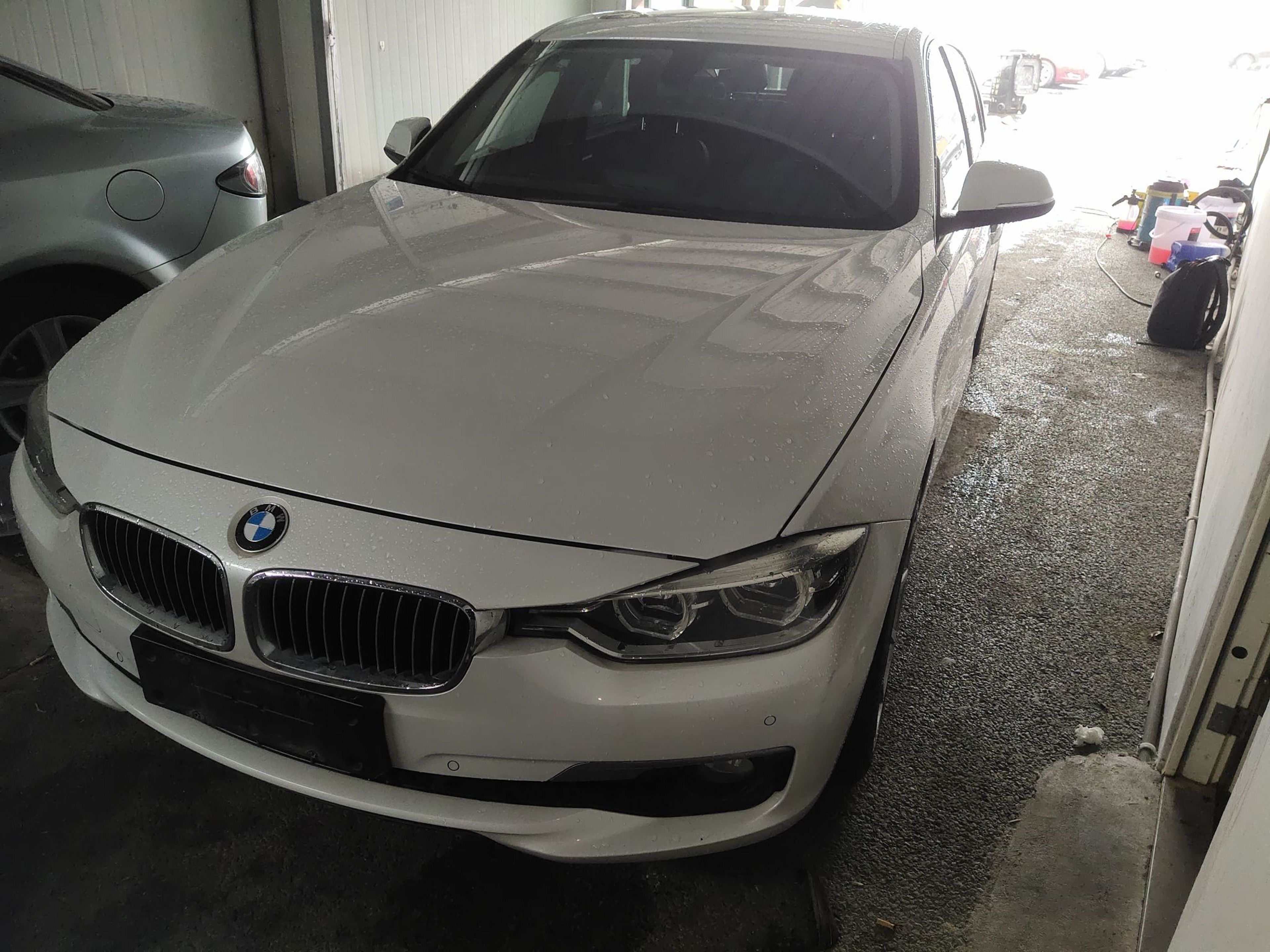 Под передней частью автомобиля