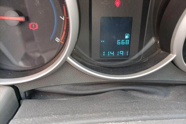 Used Chevrolet Cruze 2013 1.6L SL MT Odometer Close Up