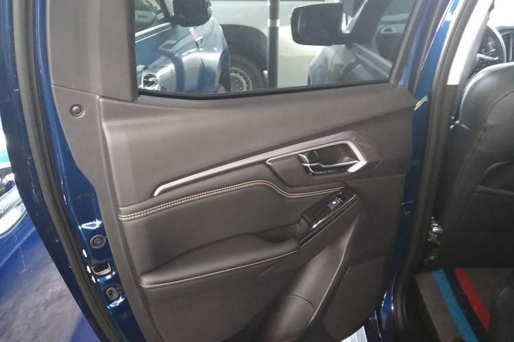 Used Isuzu D-MAX 2023 2.5T Automatic 4x4 Diesel Flagship Long Wheelbase Model
