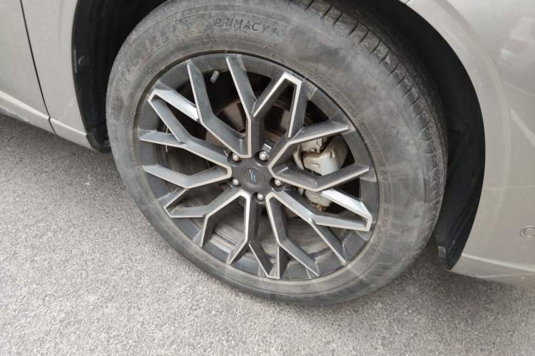 Used CHANGAN OSHAN Z6 2022 Blue Whale 1.5T DCT Smart Navigation Model Right Front Wheel Hub