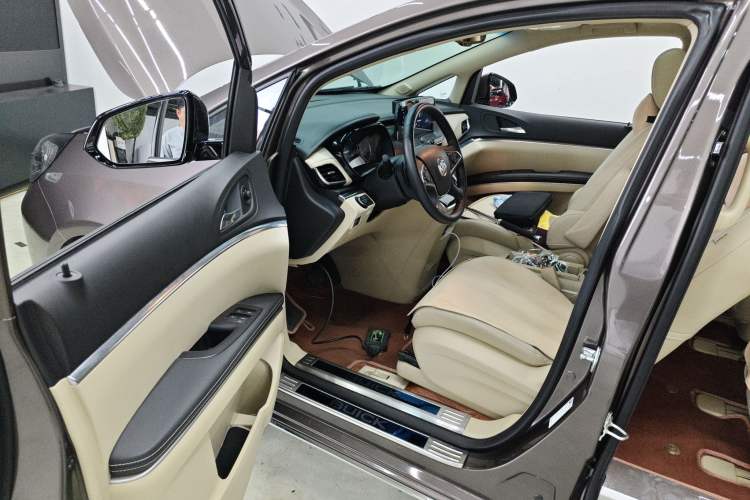 Used Buick GL8 2023 Facelifted Land Cruiser Executive Luxury Version Driver Seat