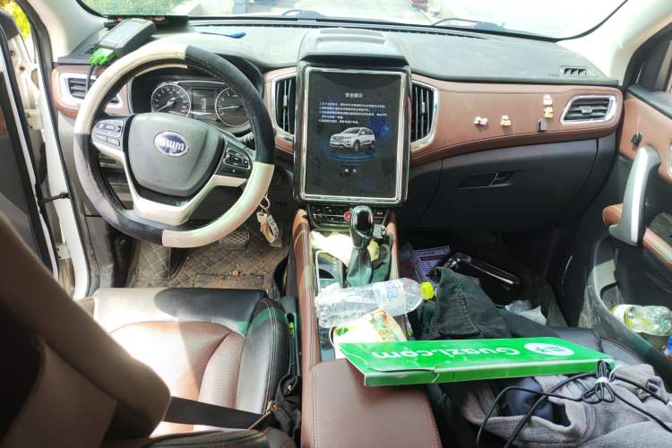 Used SWM X7 2017 1.5T automatic smart version 7 seats Center Console