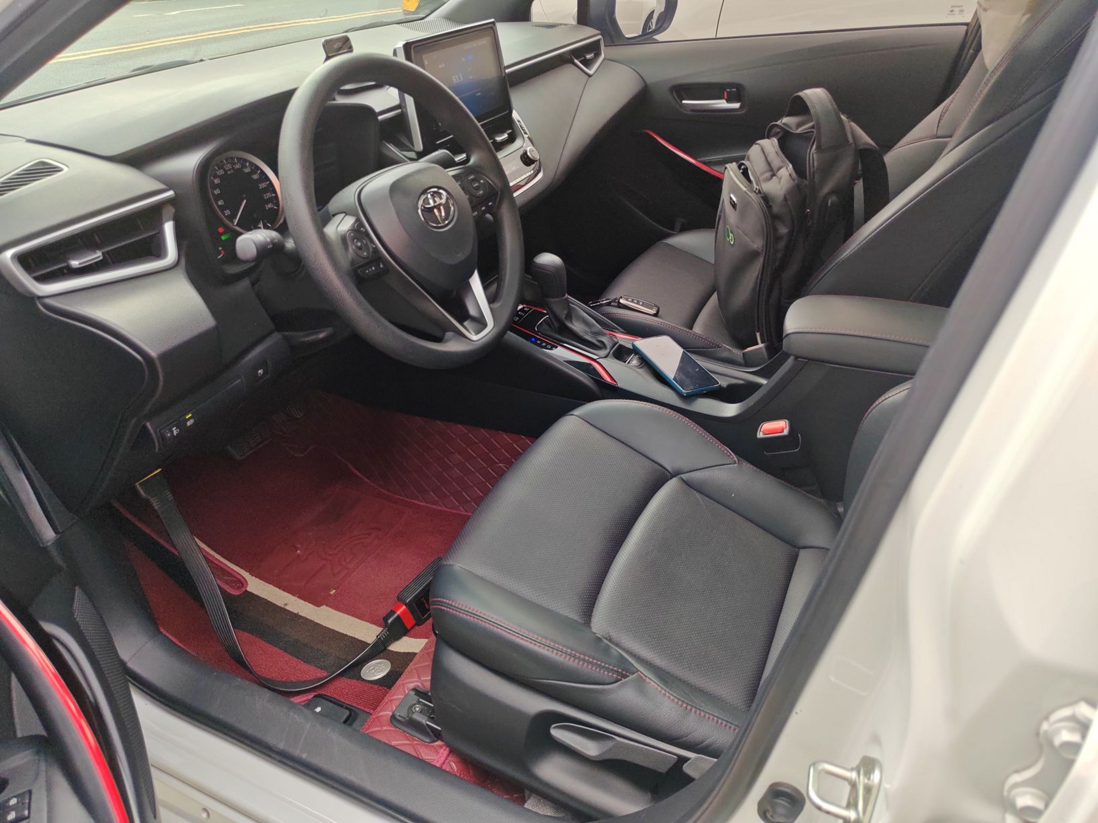 المقاعد الأمامية داخل السيارة