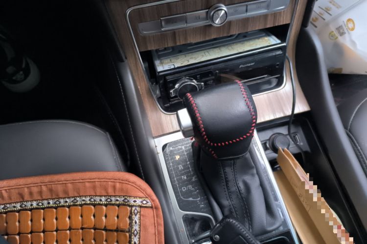 Used Roewe RX8 2018 30T Smart Connectivity Two-Wheel Drive Flagship Edition
