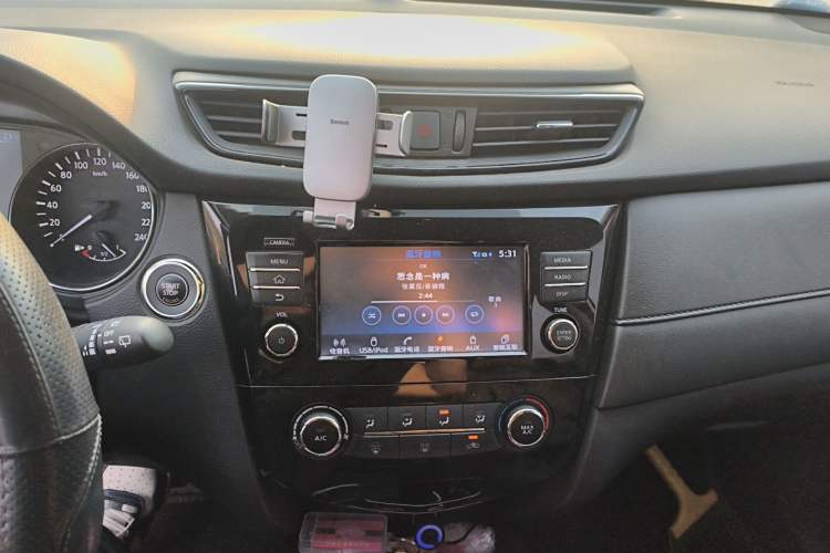 Used Nissan X-Trail 2017 2.0L CVT Comfort Edition 2WD Audio And AC Panel