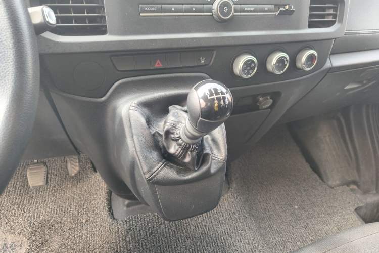 Used JMC Fushun 2022 2.0T Manual Van Short Wheelbase Low Roof 3-Seater Gear Lever