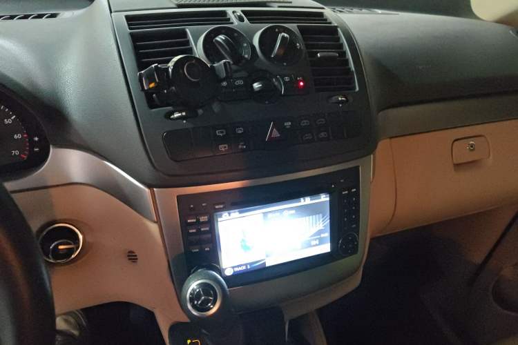 Used Mercedes-Benz Vito 2013 3.0L Elite Edition Audio And AC Panel